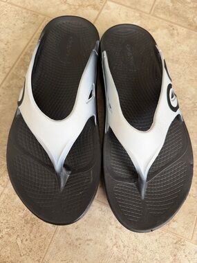 OOFOS Black Footbed with White Straps Thong Sandals